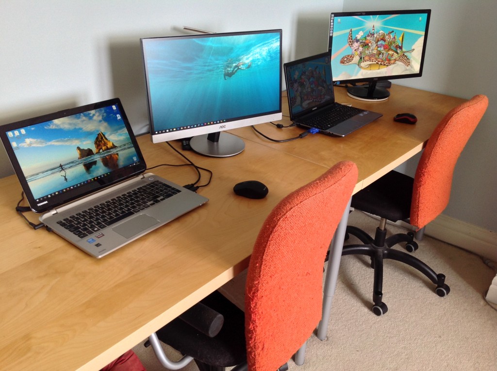 WordPress onsite-training clean desks laptop screens and large screens